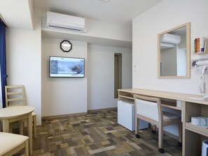Desk, laptop workspace, free WiFi, bed sheets - Toyoko Inn Kyoto Nijojo Minami (Kyoto)
