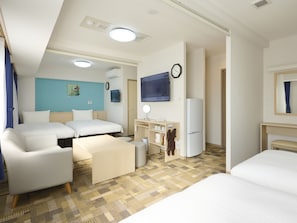 Desk, laptop workspace, free WiFi, bed sheets - Toyoko Inn Kyoto Nijojo Minami (Kyoto)