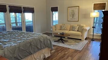 8 Schlafzimmer, Schreibtisch, Bügeleisen/Bügelbrett, Reisekinderbett