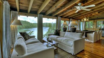 Smart-tv och eldstad