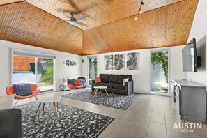 Smart TV, fireplace, Netflix, Hulu