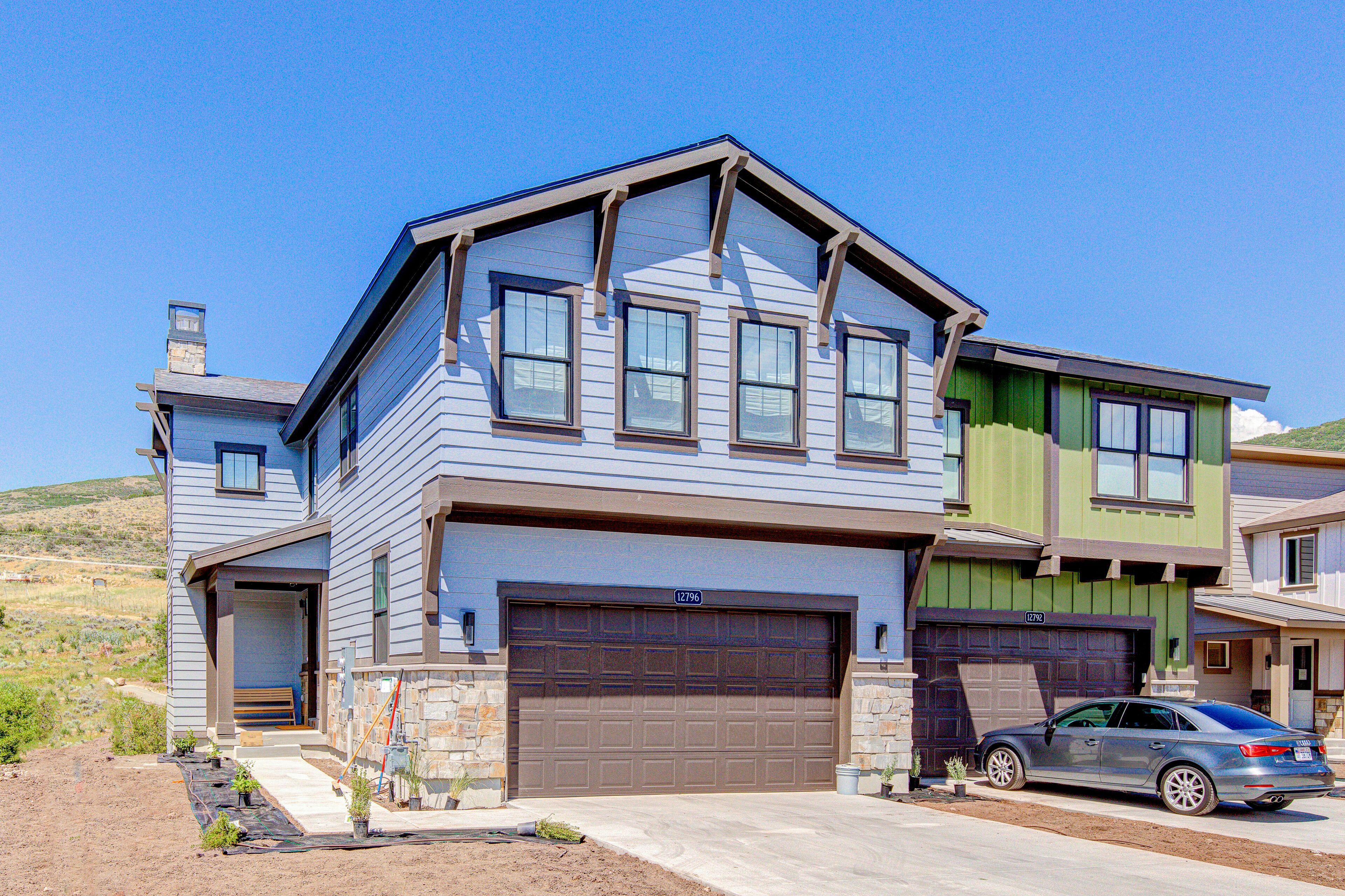 Pristine three-level townhouse with private hot tub, washer/dryer - dog-friendly