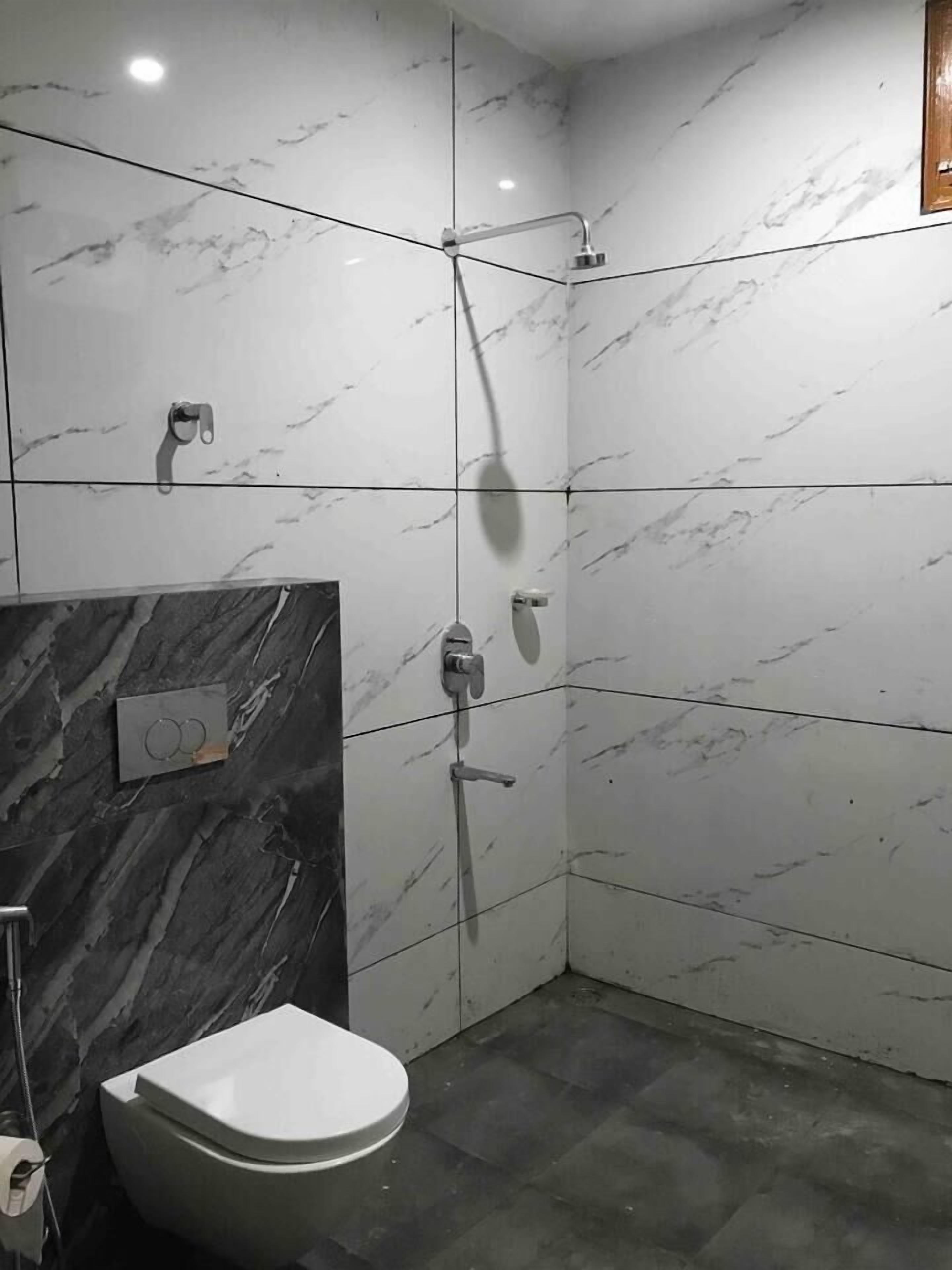 Een douche, handdoeken