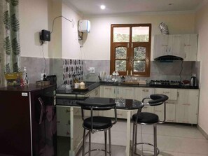 Kjøleskap, mikrobølgeovn, ovn og kokeplater