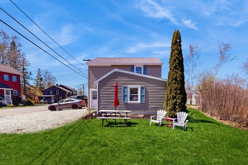 Well-located, dog-friendly home - walk to footbridge & Barrett Park