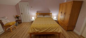 3 bedrooms, WiFi, bed sheets - Bantry - House - Sleeps 6 - Sea Views - Parking (Bantry)