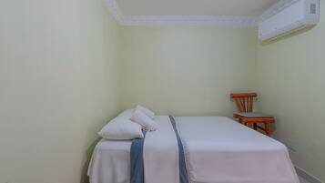 Planxa i posts de planxar, wifi i roba de llit