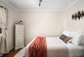 3 soverom, skrivebord, wi-fi (inkludert) og sengetøy