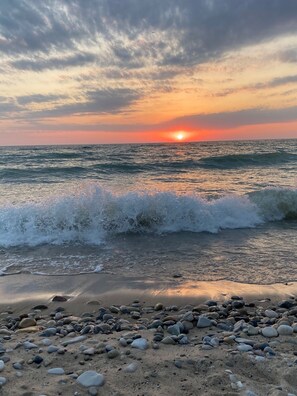 On the beach - Sunset Serenity - INCREDIBLE HOME ON BLUFF OVERLOOKING LAKE MICHIGAN! (Frankfort)