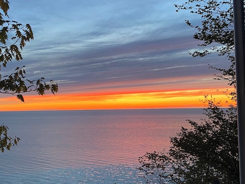 Sunset Serenity - INCREDIBLE HOME ON BLUFF OVERLOOKING LAKE MICHIGAN!