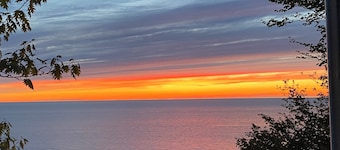 Sunset Serenity - INCREDIBLE HOME ON BLUFF OVERLOOKING LAKE MICHIGAN!