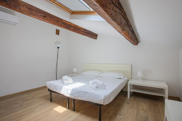 2 bedrooms, desk, iron/ironing board, WiFi