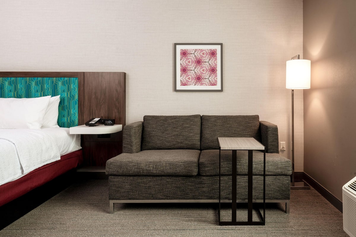 55–tuumainen taulutelevisio, jossa kaapelikanavat