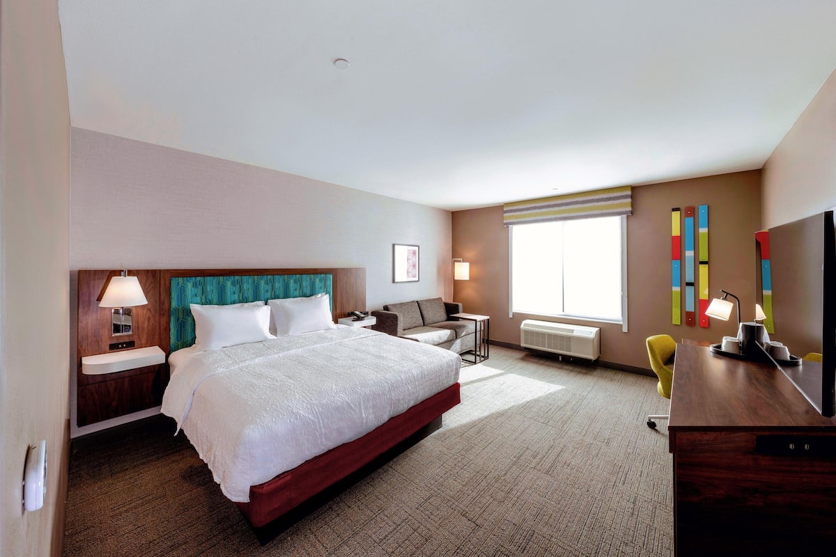 55–tuumainen taulutelevisio, jossa kaapelikanavat