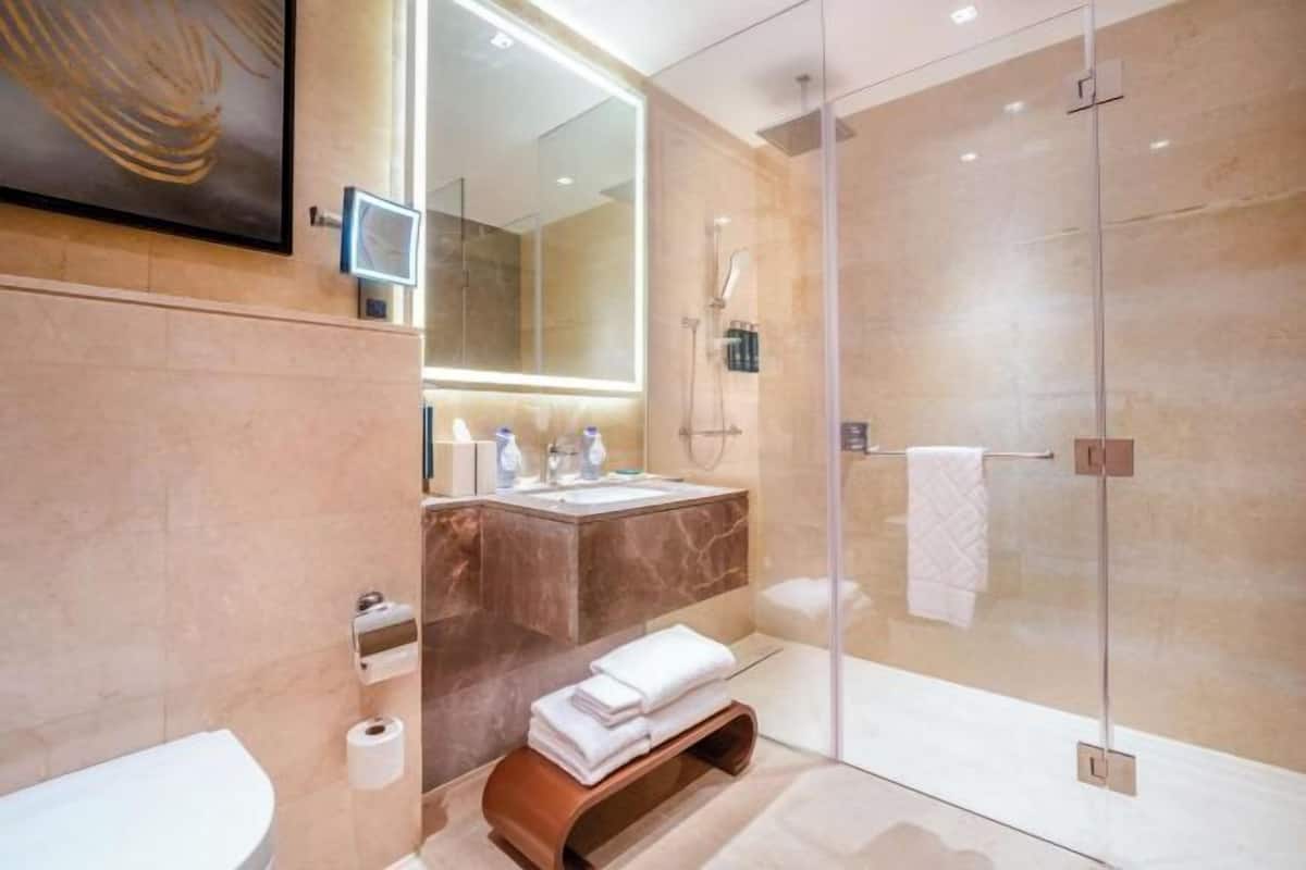 Shower, rainfall showerhead, free toiletries, hair dryer