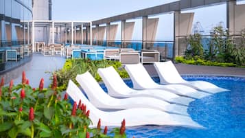 Kolam renang outdoor, dengan cabana gratis dan kursi berjemur