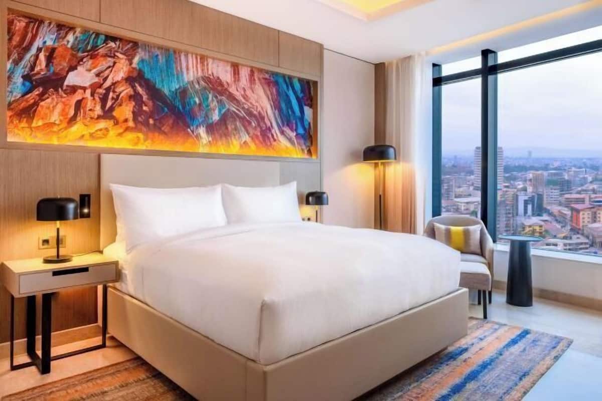 1 bedroom, Egyptian cotton sheets, premium bedding, down comforters