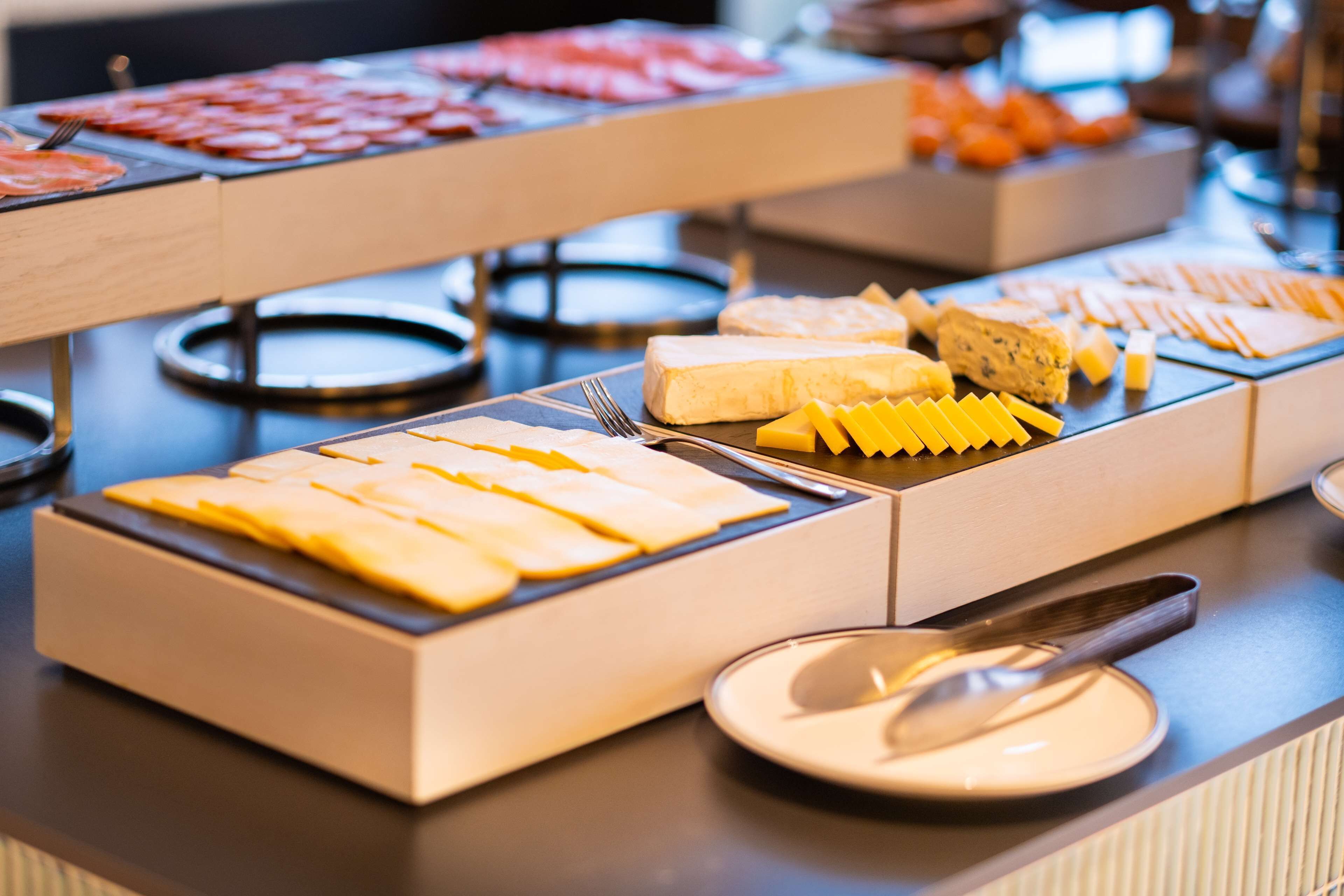 Un buffet proposant une variété de fromages et de charcuteries.