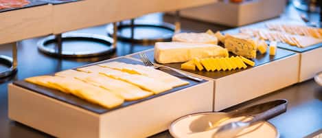 Un buffet proposant une variété de fromages et de charcuteries.