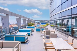 Una piscina al aire libre, camas de piscina gratis