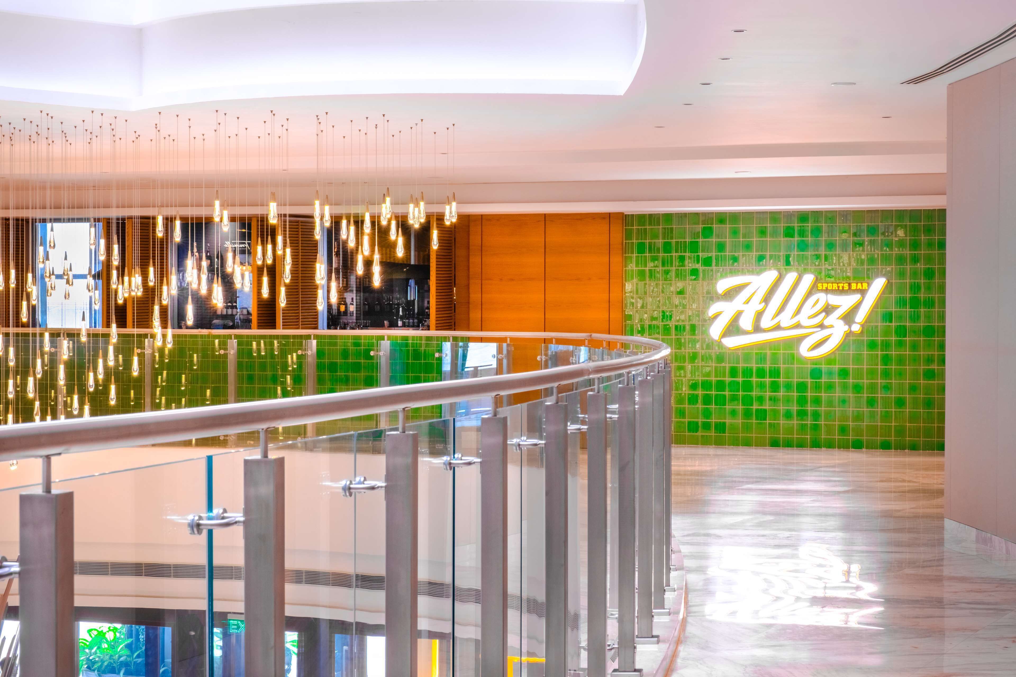 2 bars/lounges, sports bar