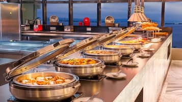 3 か所のレストラン、朝食、ランチ、ディナーに営業 (バーベキュー)