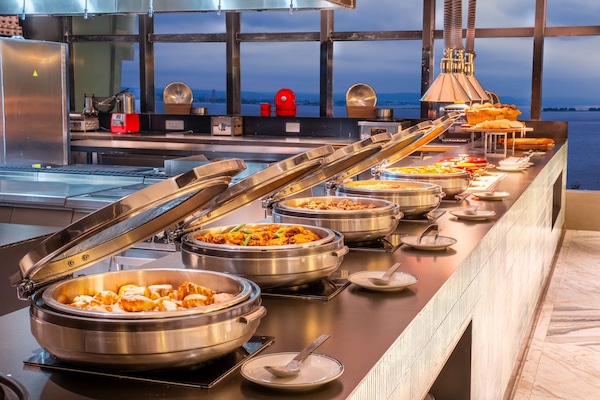 3 restaurants, breakfast, lunch, dinner served; barbecue