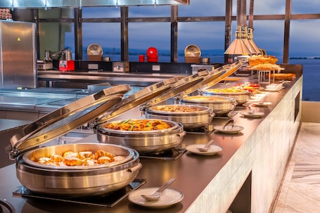 3 restaurants, breakfast, lunch, dinner served; barbecue