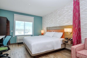 Een kluis op de kamer, een bureau, verduisterende gordijnen, beddengoed