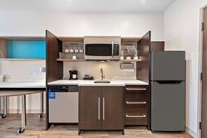Full-size fridge, microwave, dishwasher, coffee/tea maker