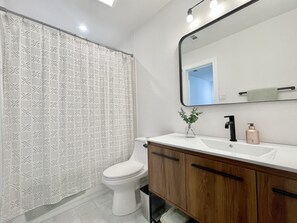 Ensemble baignoire-douche, serviettes fournies, papier de toilette