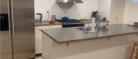 冷蔵庫、電子レンジ、オーブン、コンロ