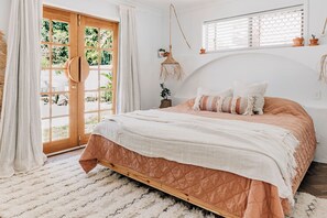 4 bedrooms, travel cot, free WiFi, bed sheets - Modern coastal family home - 5 mins to beach! (Wurtulla)