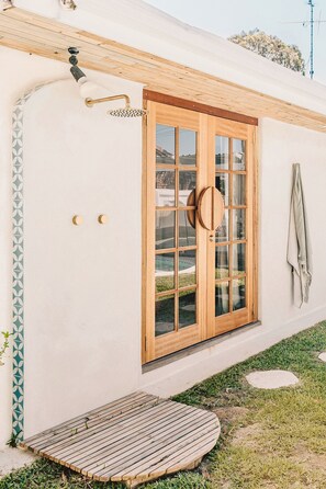 Exterior detail - Modern coastal family home - 5 mins to beach! (Wurtulla)