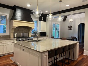 冰箱、微波炉、烤箱、炉灶