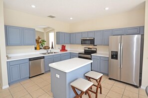 House, 6 Bedrooms | Private kitchen