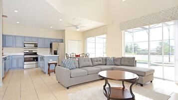 House, 6 Bedrooms | Living room