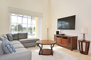 House, 6 Bedrooms | Living room