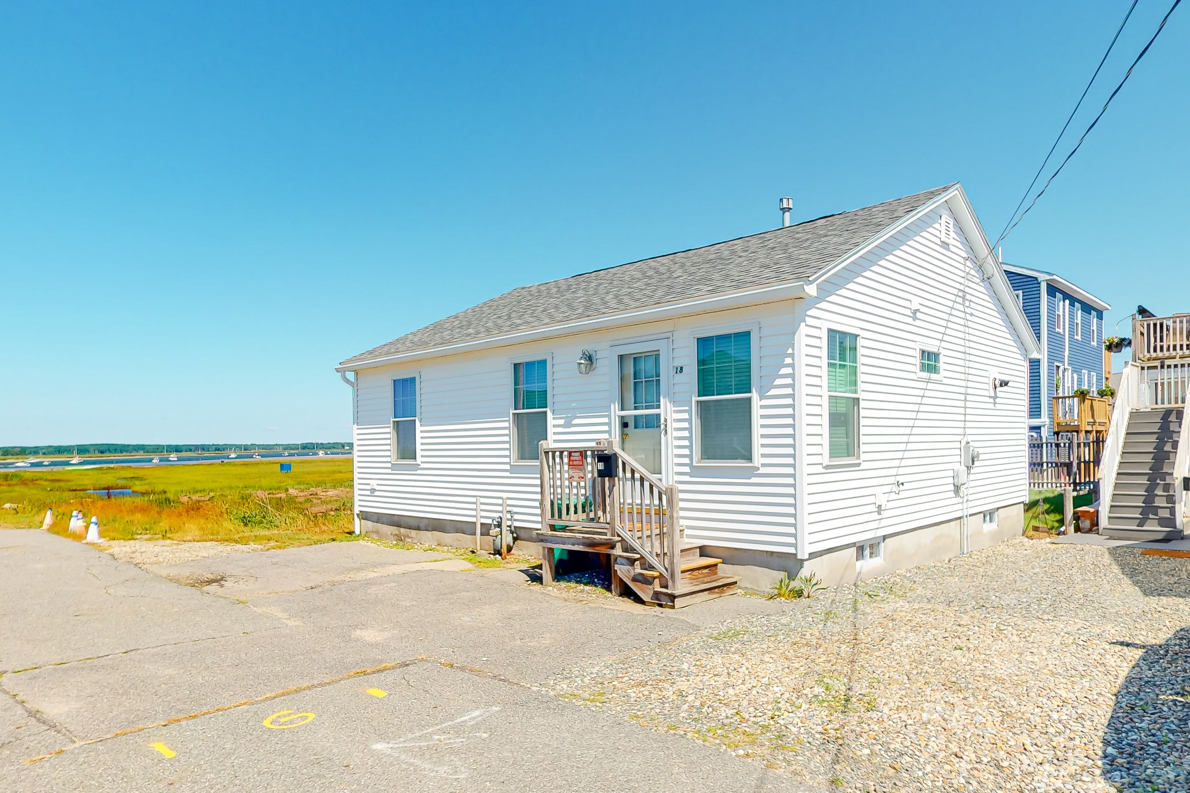 Bayfront nautical-themed home with central AC, washer/dryer, & gas grill