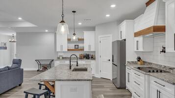 Jääkaappi, mikroaaltouuni, uuni, liesi