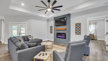 Älytelevisio, takka, pöytätennispöytä