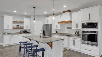 Kylskåp, mikrovågsugn, ugn och spishäll