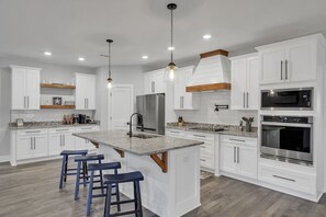 Fridge, microwave, oven, stovetop - Shelluva Good Time - 3 King Beds 8 Min to Beach (Navarre)