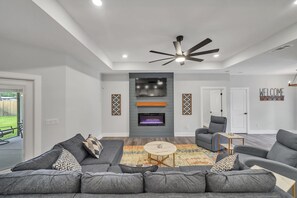 Una Smart TV, una chimenea, una mesa de tenis de mesa