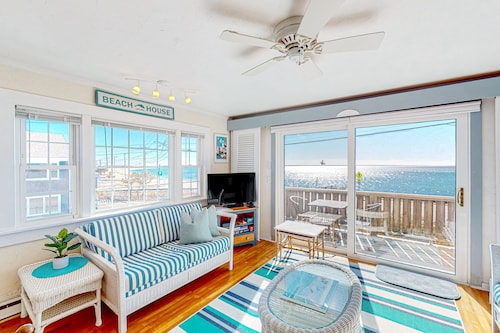 Oceanfront, 2nd-floor condo with amazing view - steps to beach, near town/trails