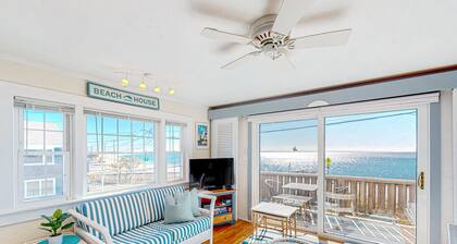 Oceanfront, 2nd-floor condo with amazing view - steps to beach, near town/trails