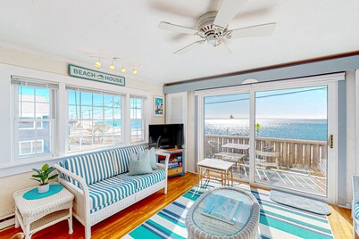 Oceanfront, 2nd-floor condo with amazing view - steps to beach, near town/trails