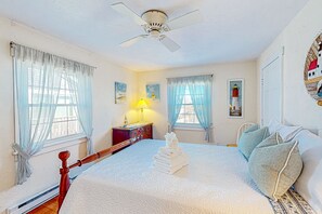 2 bedrooms, internet, bed sheets - Oceanfront, 2nd-floor condo with amazing view - steps to beach, near town/trails (Provincetown)