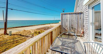 Oceanfront, 2nd-floor condo with amazing view - steps to beach, near town/trails