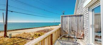 Oceanfront, 2nd-floor condo with amazing view - steps to beach, near town/trails